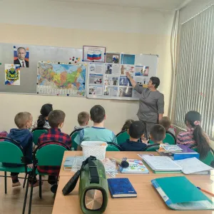 Учить гордиться своей страной с самого детства!